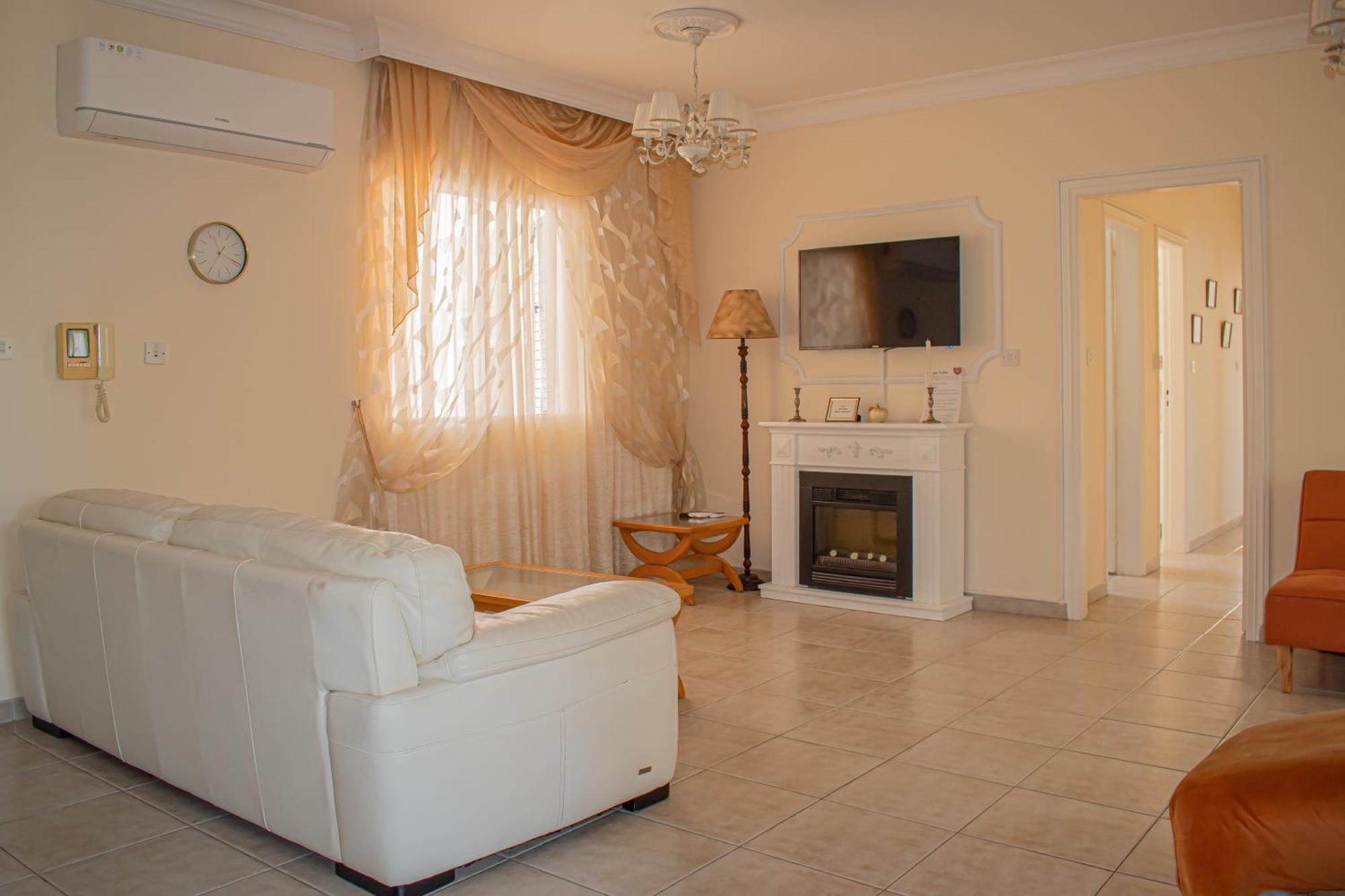 Apartment Kings With Private Garden Paphos